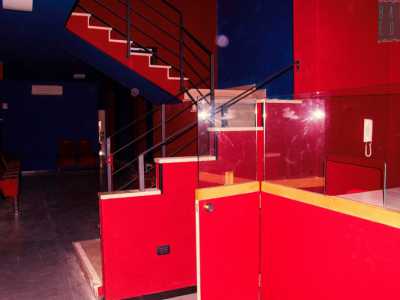 Dall�ingresso pi� piccolo si accede al foyer e alla biglietteria in cui dominano gli accesi colori del blu e del rosso